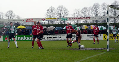 Het eerste doelpunt in de maak 0-1 door Yves Heskamp (Foto Helmich Lubberts)